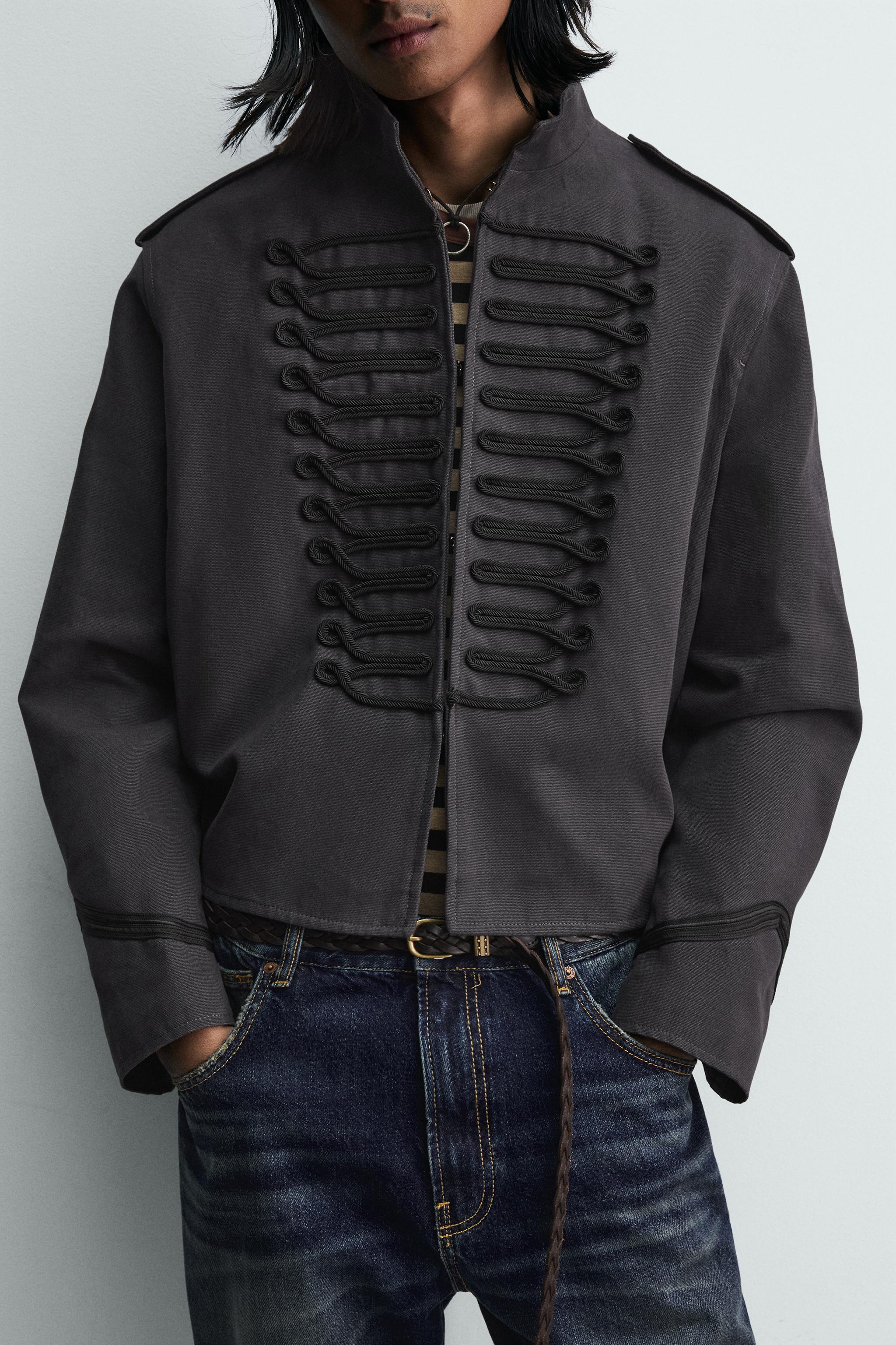 VESTE COURTE AJUSTÉE À BRANDENBOURGS EN CONTRASTE